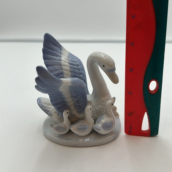 Blue & White Porcelain Swan with Cygnets - Picture 14 of 16